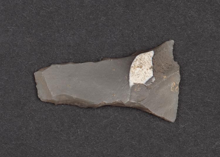 Foto af pilespids af flint fra Kattesundet fra den sidste del af jægerstenalderen, altså Ertebølle-kulturen. Foto: Københavns Museum.