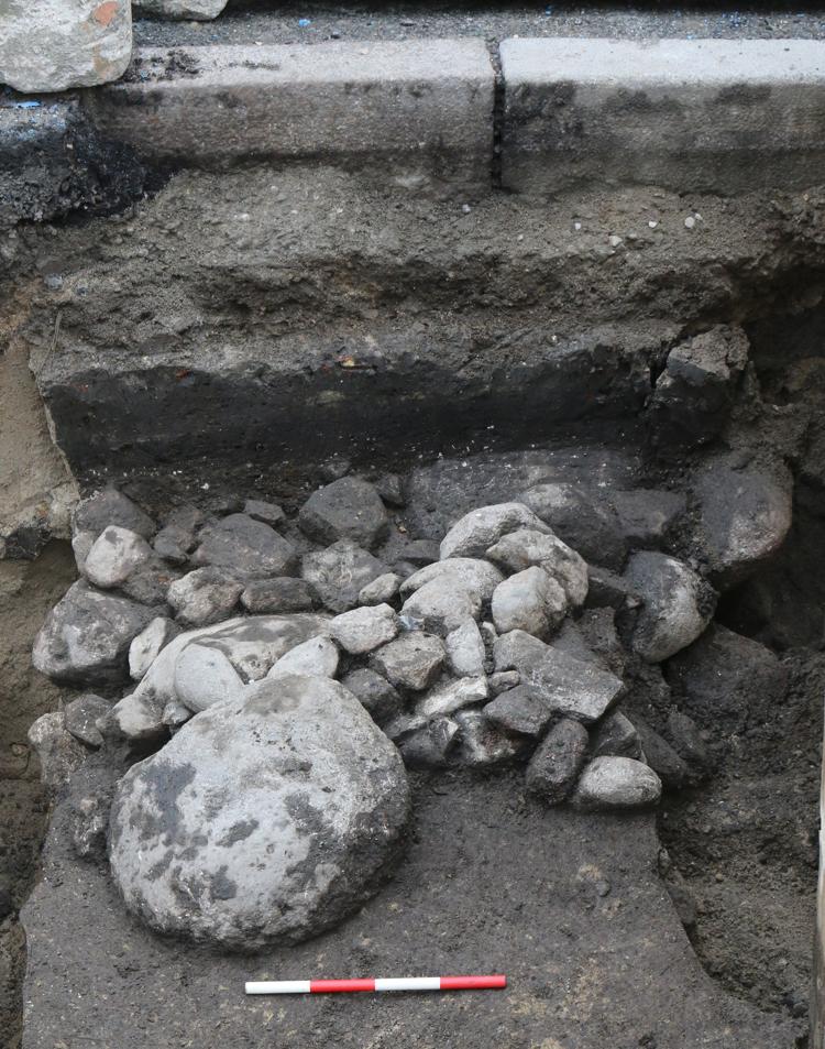 Foto af stenfundamenter fra kirke på Rådhuspladsen.