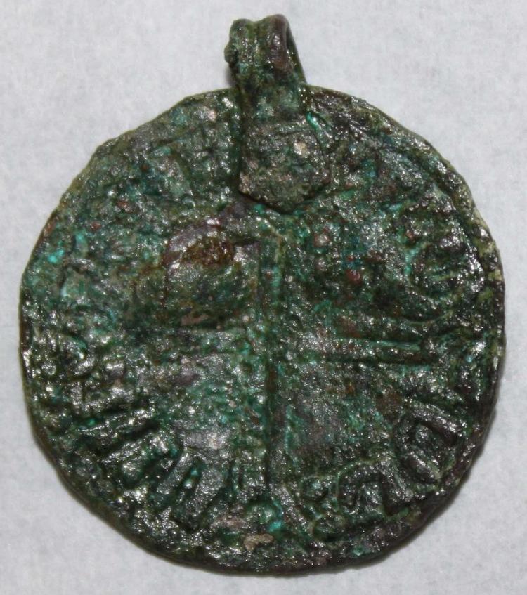 Foto af en kopi af penny fra kong Æthelred 2. ”den rådvilde” (978-1016) i form af et hængesmykke. Fundet under udgravningen af Sankt Clemens Kirkegård. Foto: Københavns Museum.
