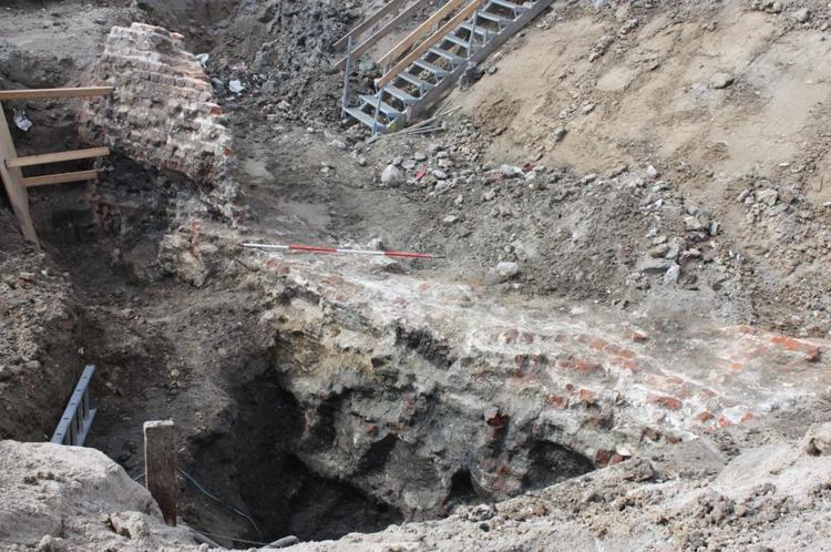 Foto fra udgravningen af den nedre del af bastionen med en “plyndret” stenvæg, hvor der stadig kan anes huller efter sten, der er blevet fjernet. Foto: Københavns Museum.