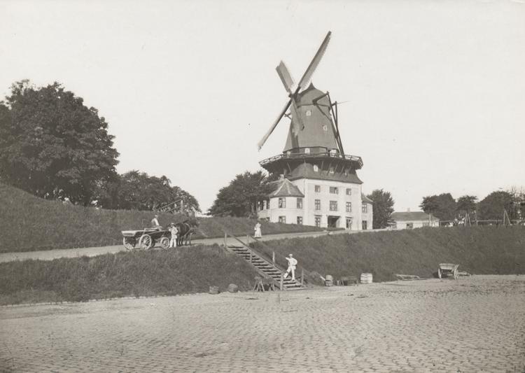 Foto af Store Kongens Mølle på Schacks Bastion. Kbhbilleder.dk